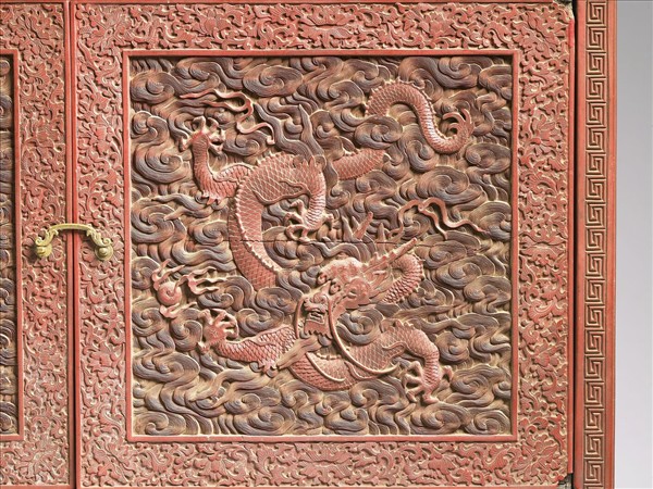 剔紅雲龍紋長方櫃