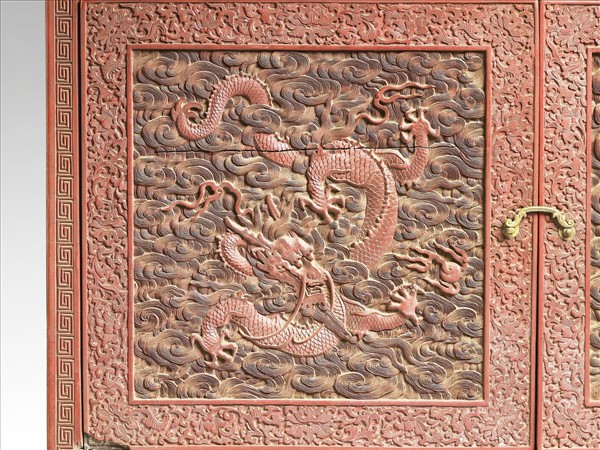 剔紅雲龍紋長方櫃