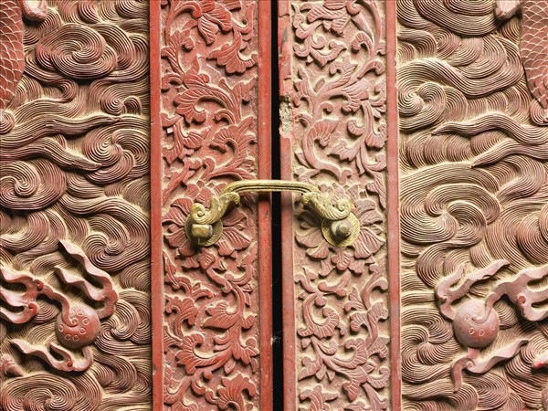 剔紅雲龍紋長方櫃