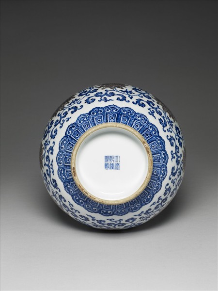 青花釉裏紅番蓮紋瓶