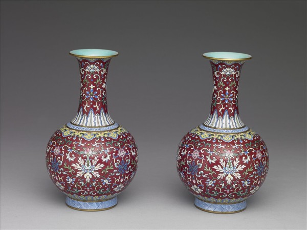 洋彩紫地番蓮紋瓶