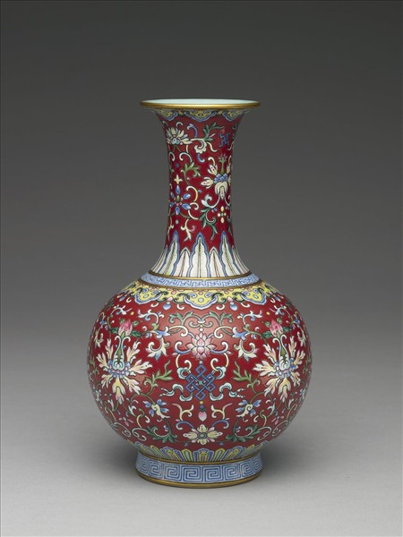 洋彩紫地番蓮紋瓶