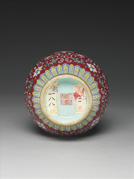 洋彩紫地番蓮紋瓶