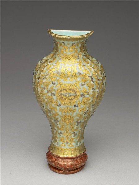 青瓷金彩蝠蝶紋轎瓶