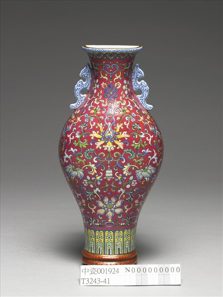 洋彩紅地番蓮紋轎瓶