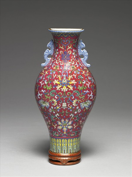 洋彩紅地番蓮紋轎瓶