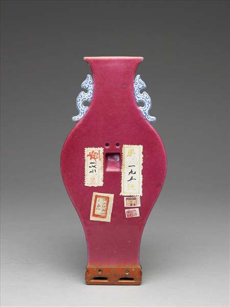 洋彩紅地番蓮紋轎瓶