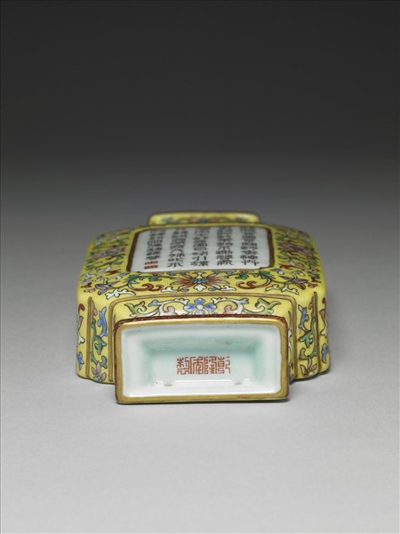 洋彩黃地花卉紋御製詩雙耳四方轎瓶