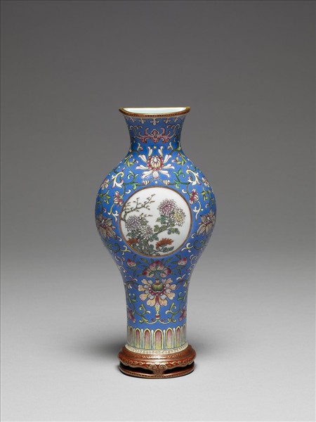 洋彩藍地花卉開光菊花紋轎瓶