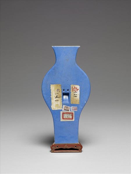 洋彩藍地花卉開光菊花紋轎瓶