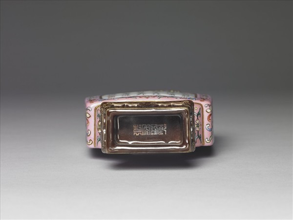 洋彩粉紅地花卉紋御製詩雙耳四方轎瓶