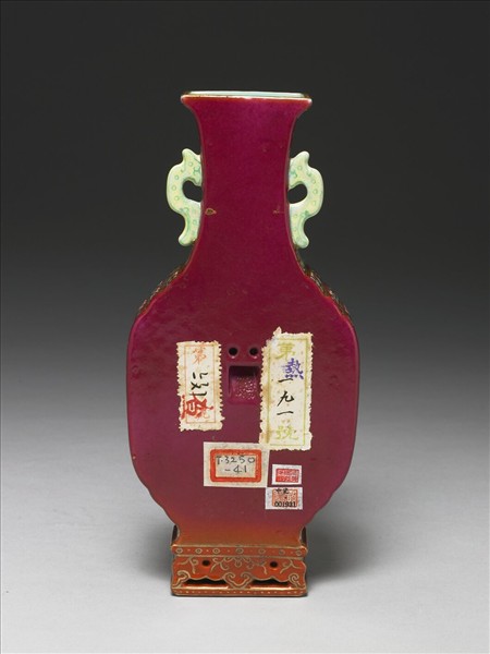 洋彩紅地花卉紋御製詩雙耳四方轎瓶