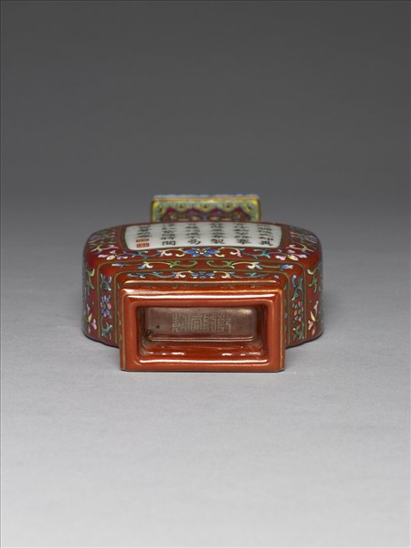 洋彩紅地花卉紋御製詩雙耳四方轎瓶