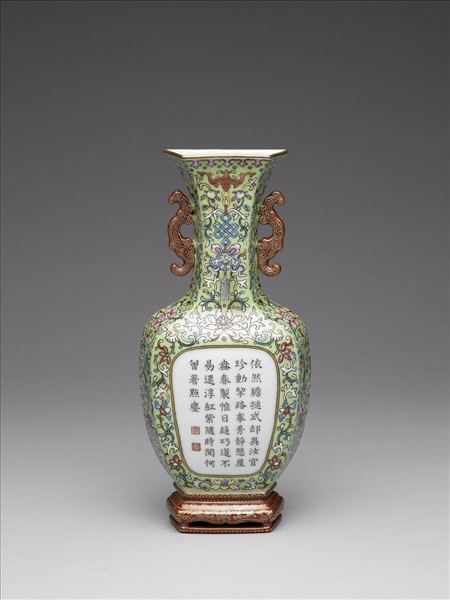 洋彩綠地花卉紋御製詩雙耳四方轎瓶