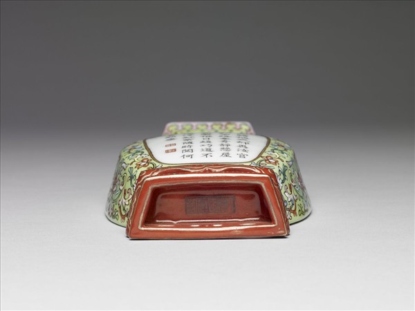 洋彩綠地花卉紋御製詩雙耳四方轎瓶