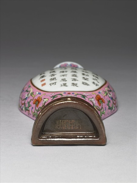 洋彩粉紅地開光花卉紋御製詩轎瓶