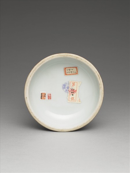 白瓷紅彩蓮紋甘露瓶