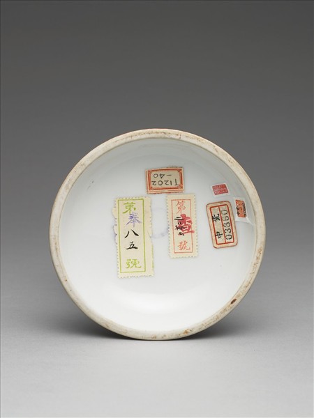 白瓷紅彩蓮紋甘露瓶