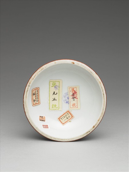 白瓷紅彩蓮紋甘露瓶