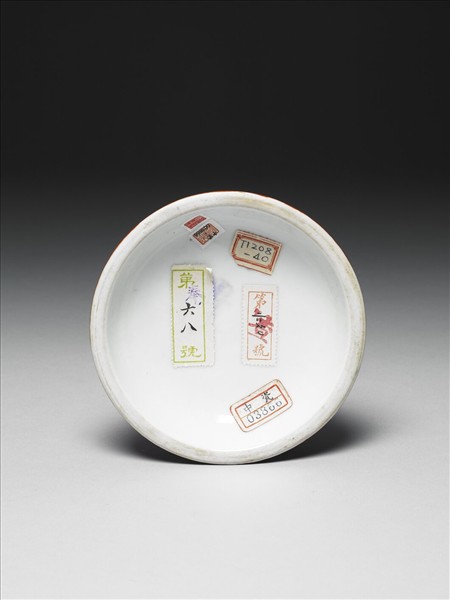 白瓷紅彩蓮紋甘露瓶