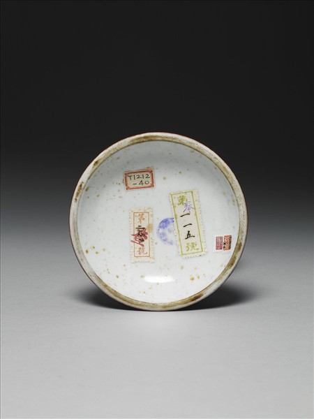 白瓷紅彩蓮紋甘露瓶