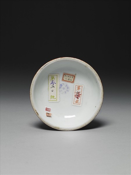 白瓷紅彩蓮紋甘露瓶