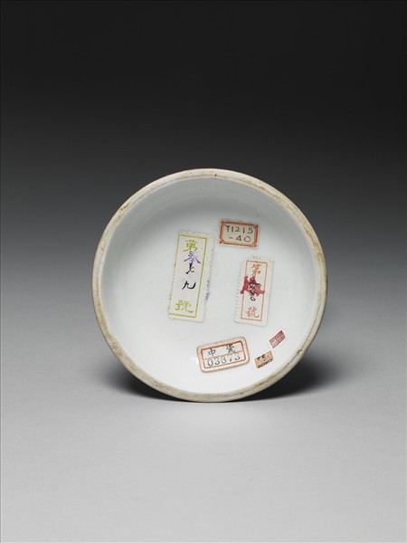 白瓷紅彩蓮紋甘露瓶