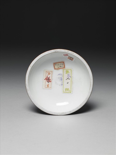 白瓷紅彩蓮紋甘露瓶