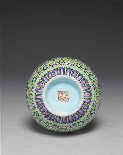 洋彩綠地花卉紋瓶