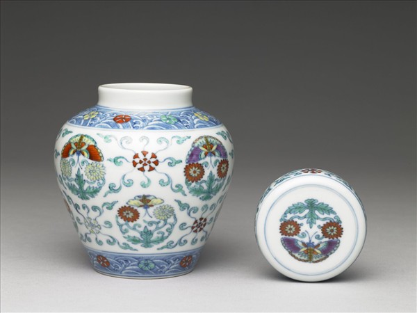 鬥彩團花紋蓋罐