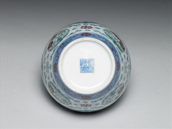 鬥彩團花紋蓋罐