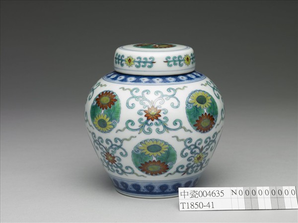 鬥彩團花紋蓋罐