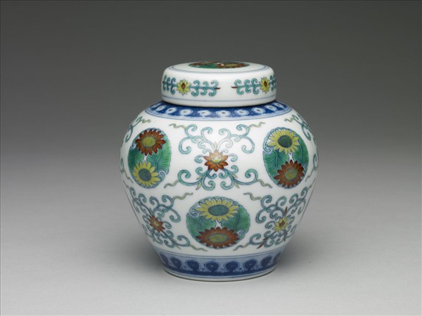 鬥彩團花紋蓋罐