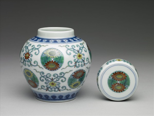 鬥彩團花紋蓋罐