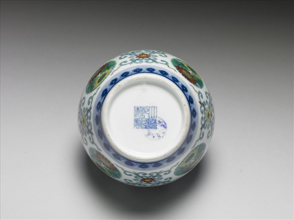 鬥彩團花紋蓋罐