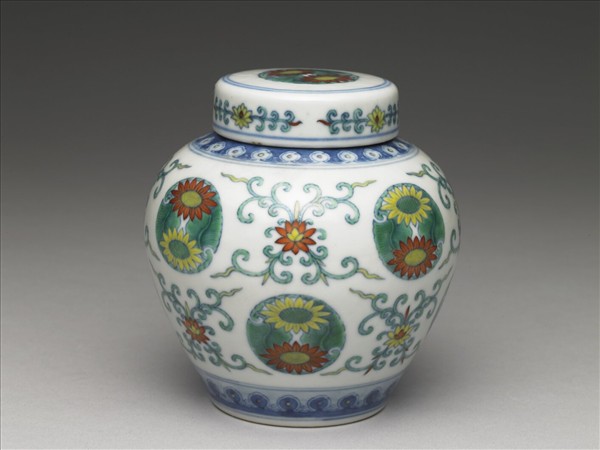 鬥彩團花紋蓋罐