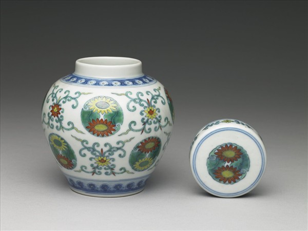 鬥彩團花紋蓋罐