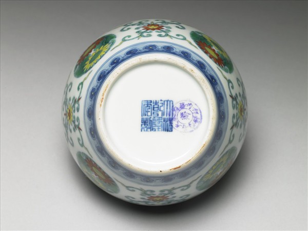 鬥彩團花紋蓋罐