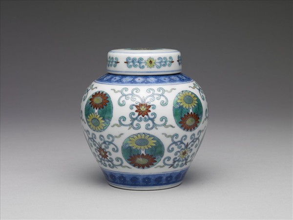 鬥彩團花紋蓋罐