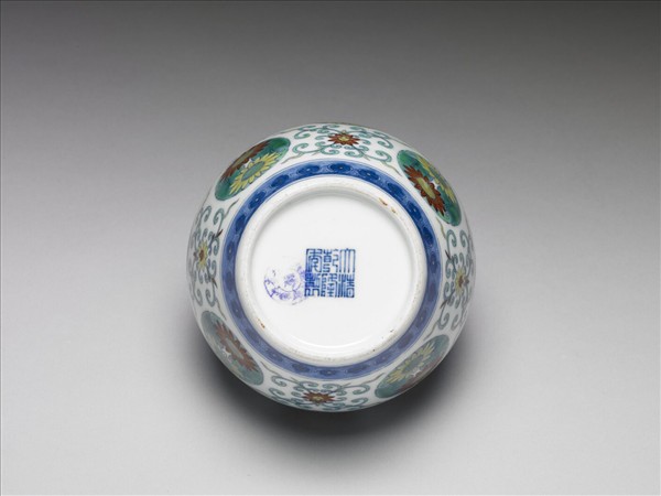 鬥彩團花紋蓋罐