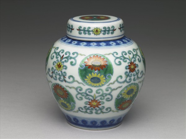 鬥彩團花紋蓋罐