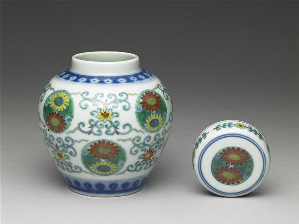 鬥彩團花紋蓋罐