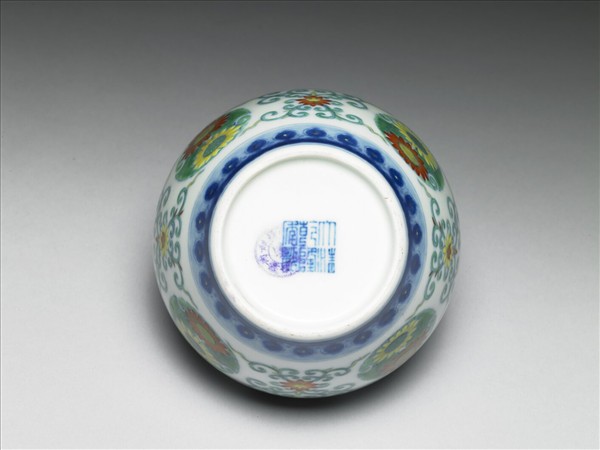 鬥彩團花紋蓋罐