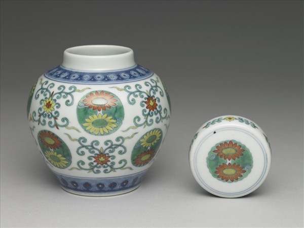 鬥彩團花紋蓋罐