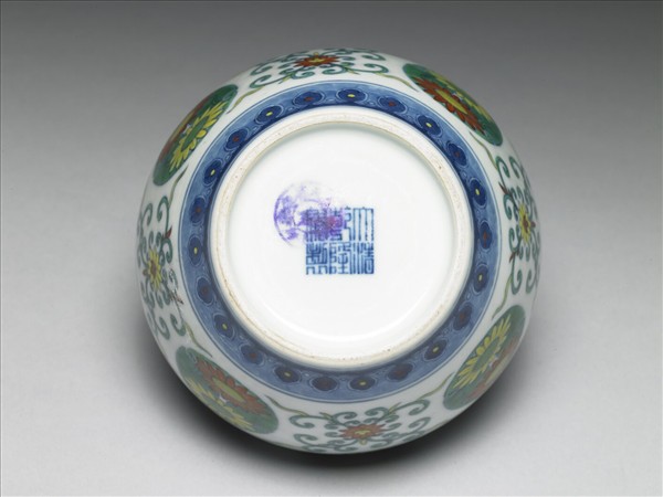 鬥彩團花紋蓋罐