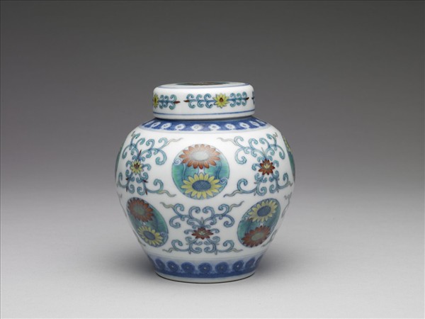 鬥彩團花紋蓋罐