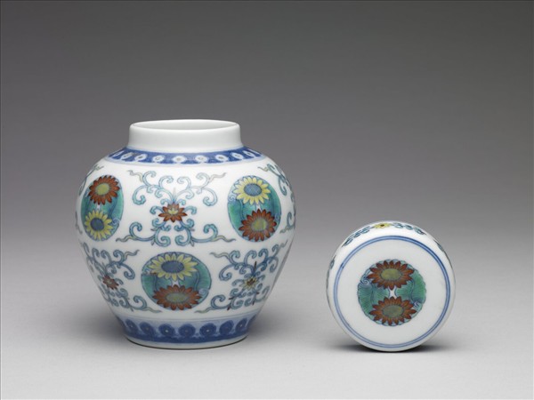 鬥彩團花紋蓋罐