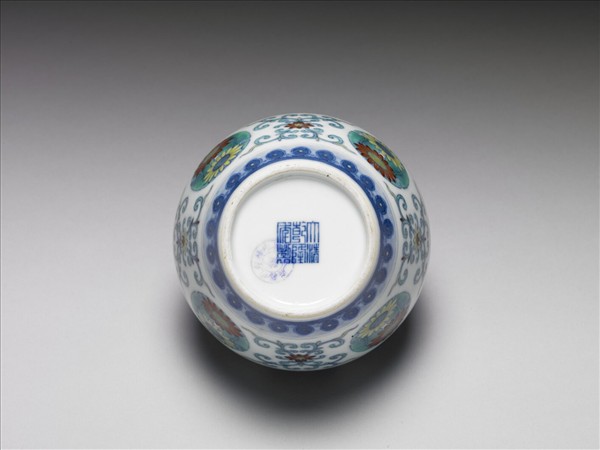 鬥彩團花紋蓋罐