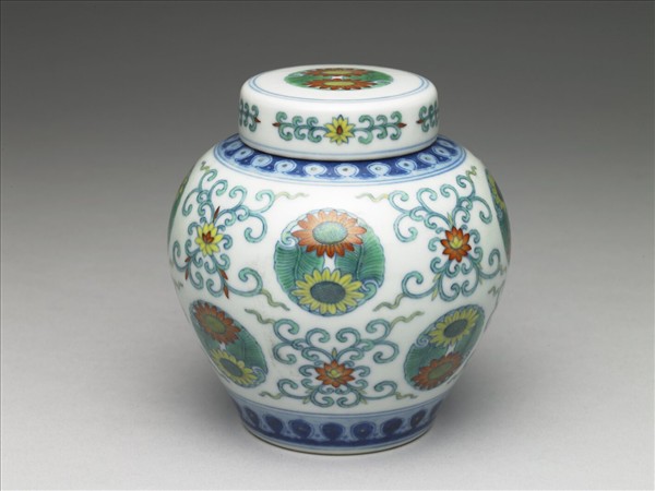 鬥彩團花紋蓋罐