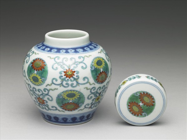 鬥彩團花紋蓋罐